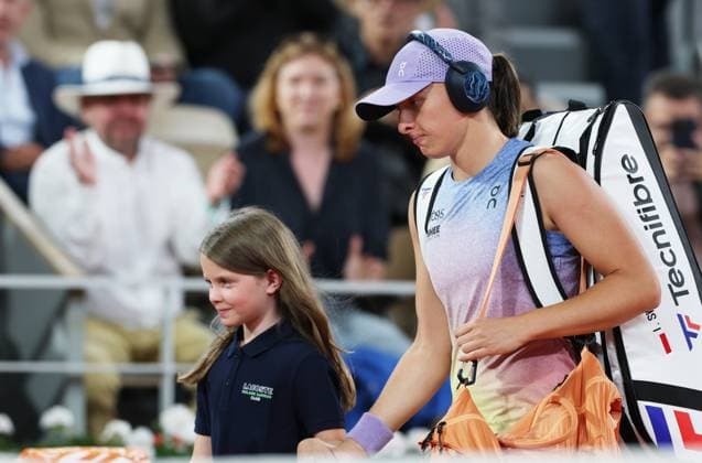 (250605) -- PARIS, June 5, 2025 -- Iga Swiatek enters the court before the women s singles semifinal between Aryna Sabalenka of Belarus and Iga Swiatek of Poland at the French Open tennis tournament at Roland Garros, Paris, France, June 5, 2025. ) (SP)FRANCE-PARIS-TENNIS-FRENCH OPEN-WOMEN S SINGLES-SEMIFINAL GaoxJing 