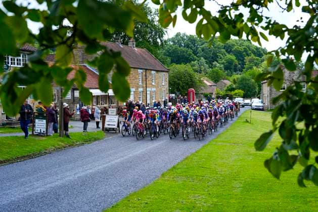 2025 Lloyds Tour of Britain Women Picture by Olly Hassell SWpix.com - 05 06 2025 - Cycling - UCI Women s World Tour - 2025 Lloyds Tour of Britain Women - Stage 1: Dalby Forest to Redcar -The Peloton goes through Hutton Le Hole Copyright: x xSWpix.comx(t axPhotographyxHubxLtd)xOllyxHassell SWpix.comx SWP-2945-0065