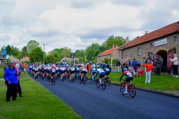 2025 Lloyds Tour of Britain Women Picture by Olly Hassell SWpix.com - 05 06 2025 - Cycling - UCI Women s World Tour - 2025 Lloyds Tour of Britain Women - Stage 1: Dalby Forest to Redcar -The Peloton goes through Hutton Le Hole Copyright: x xSWpix.comx(t axPhotographyxHubxLtd)xOllyxHassell SWpix.comx SWP-2945-0067