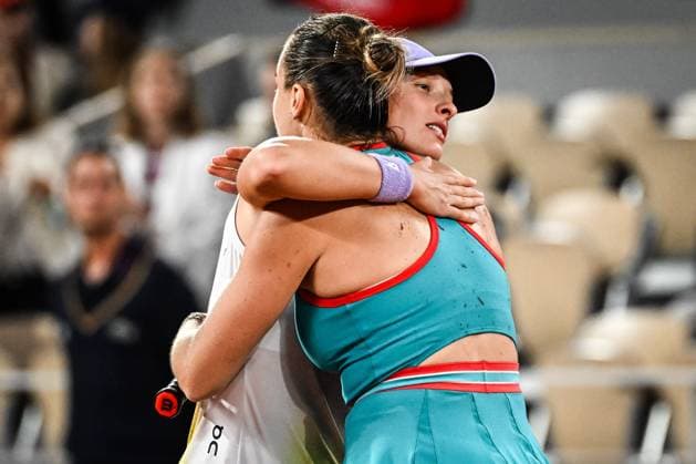 June 5, 2025, Paris, France, France: Iga SWIATEK of Poland and Aryna SABALENKA of Belarus during the twelfth day of Roland-Garros 2025, French Open 2025, Grand Slam tennis tournament at Roland-Garros Stadium on June 05, 2025 in Paris, France. Paris France - ZUMAm308 20250605_zsp_m308_010 Copyright: xMatthieuxMirvillex