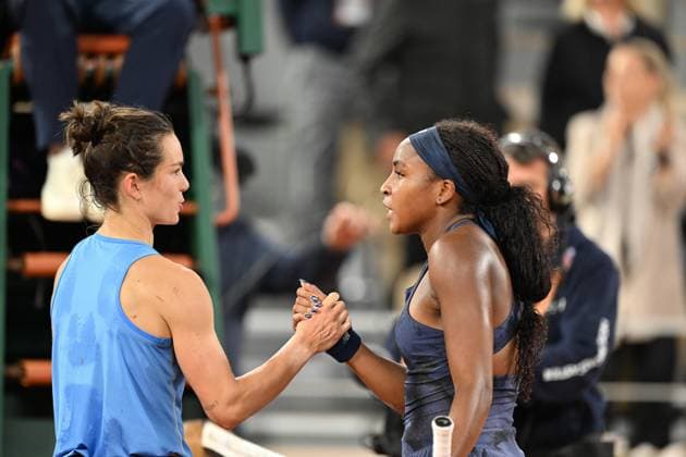 2025 Roland-Garros - Day 12 PARIS, FRANCE - JUNE 5: Lois Boisson (L) of France and Coco Gauff (R) of US greet each other during the Women s Singles semi-final match on Day twelve of the 2025 French Open at Court Philippe-Chatrier in Paris, France on June 5, 2025. Mustafa Yalcin Anadolu Paris France. Editorial use only. Please get in touch for any other usage.  Copyright: x2025xAnadoluxMustafaxYalcinx