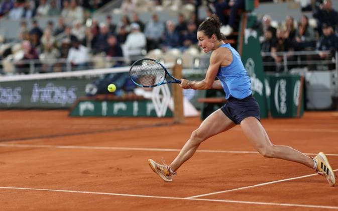 Lois Boisson of France in action French Open Tennis, Day Twelve, Tennis, Roland Garros, Paris, France - 05 Jun 2025 EDITORIAL USE ONLY No use with unauthorised audio, video, data, fixture lists, club league logos or live services. Online in-match use limited to 120 images, no video emulation. No use in betting, games or single club league player publications.  Copyright: xEllaxLing Shutterstockx 15337997bs