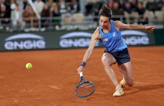 Lois Boisson of France in action French Open Tennis, Day Twelve, Tennis, Roland Garros, Paris, France - 05 Jun 2025 EDITORIAL USE ONLY No use with unauthorised audio, video, data, fixture lists, club league logos or live services. Online in-match use limited to 120 images, no video emulation. No use in betting, games or single club league player publications.  Copyright: xEllaxLing Shutterstockx 15337997bp