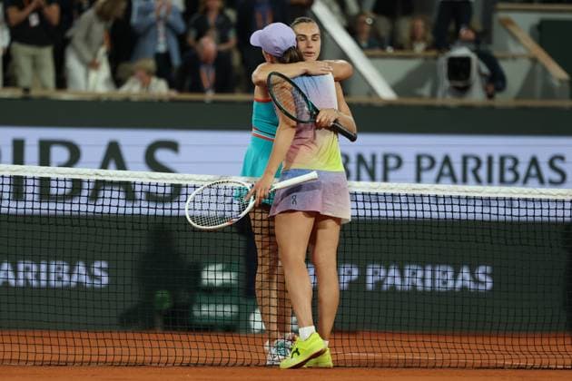 June 5, 2025, Paris, Celestynow, France: IGA SWIATEK of Poland and ARYNA SABALENKA after the match in semi final women s singles of French Open 2025 at Roland Garros in Paris. Sabalenka won 7:6 (7-1), 4:6, 6:0. Paris France - ZUMAc278 20250605_zsp_c278_047 Copyright: xMarcinxCholewinskix
