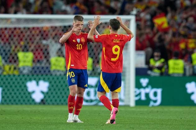 Dani Olmo (Spain) and Gavi (Spain) celebrate the victory during the UEFA Nations League match between Spain and France at Mercedes-Benz Arena Stuttgart Germany on 05 June 2025. Stoccarda Mercedes-Benz Arena Stoccarda Germany Copyright: xPhotoxGoalxPix MatteoxCiambellix SP24-1209-068