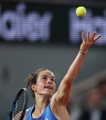 (250606) -- PARIS, June 6, 2025 -- Lois Boisson serves during the women s singles semi final match between Coco Gauff of the United States and Lois Boisson of France at the French Open tennis tournament at Roland Garros, Paris, France, June 5, 2025. ) (SP)FRANCE-PARIS-TENNIS-FRENCH OPEN-WOMEN S SINGLES-SEMIFINAL LixJing 