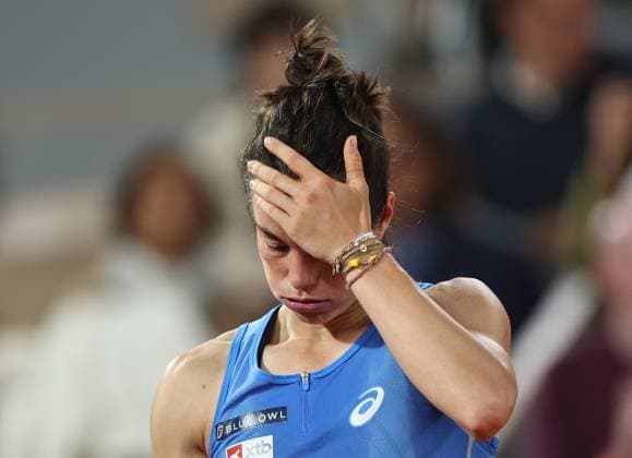 (250606) -- PARIS, June 6, 2025 -- Lois Boisson reacts during the women s singles semi final match between Coco Gauff of the United States and Lois Boisson of France at the French Open tennis tournament at Roland Garros, Paris, France, June 5, 2025. ) (SP)FRANCE-PARIS-TENNIS-FRENCH OPEN-WOMEN S SINGLES-SEMIFINAL LixJing 