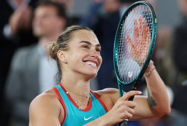 (250606) -- PARIS, June 6, 2025 -- Aryna Sabalenka celebrates after winning the women s singles semifinal between Aryna Sabalenka of Belarus and Iga Swiatek of Poland at the French Open tennis tournament at Roland Garros, Paris, France, June 5, 2025. ) (SP)FRANCE-PARIS-TENNIS-FRENCH OPEN-WOMEN S SINGLES-SEMIFINAL GaoxJing 