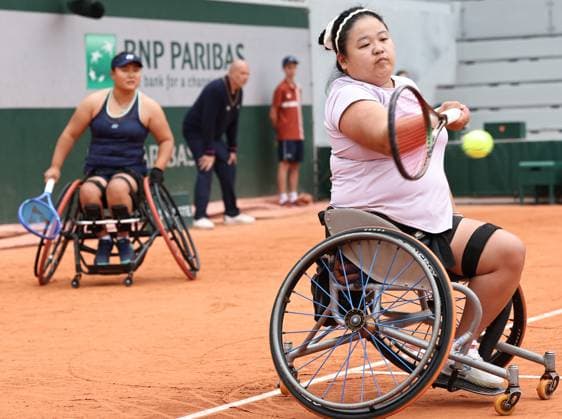 (250606) -- PARIS, June 6, 2025 -- Li Xiaohui Wang Ziying (R) compete during the wheelchair tennis women s doubles semifinal match between Pauline Deroulede of France Aniek Van Koot of the Netherlands and Li Xiaohui Wang Ziying of China at the French Open tennis tournament at Roland Garros, Paris, France, June 5, 2025. ) (SP)FRANCE-PARIS-WHEELCHAIR TENNIS-FRENCH OPEN-WOMEN S DOUBLES-SEMIFINAL LixJing 