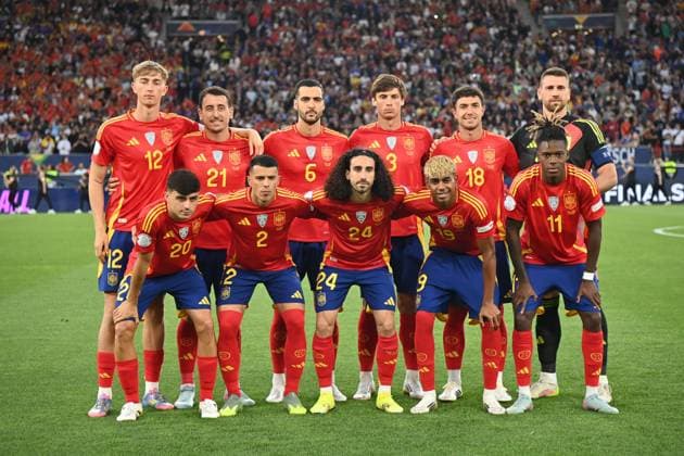 Team Photo,Team,Squad,Team Photo hi v li Oscar MINGUEZA ESP ,Mikel OYARZABAL ESP ,Mikel MERINO ESP ,Robin LE NORMAND ESP ,Martin ZUBIMENDI ESP ,TORWART Unai SIMON ESP ,front v li PEDRI ESP ,Pedro PORRO ESP ,Marc CUCURELLA ESP ,Lamine YAMAL ESP ,Nico WILLIAMS ESP Soccer Nations League Final Four Semi Final Spain ESP France FRA 5 4 on 05 06 2025 , Fussball Arena Stuttgart