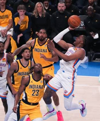Sport Themen der Woche KW23 Sport Bilder des Tages (250606) -- OKLAHOMA CITY, June 6, 2025 -- Jalen William (1st R) of Oklahoma City Thunder goes for a layup during the game one between Indiana Pacers and Oklahoma City Thunder at the 2024-2025 season NBA, Basketball Herren, USA Finals in Oklahoma City, the United States, June 5, 2025. (Photo by Xinhua) (SP)U.S.-OKLAHOMA CITY-BASKETBALL-NBA-FINALS-PACERS VS THUNDER SunxYuxuan 