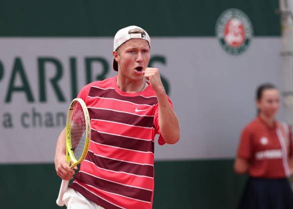 Max Schoenhaus GER makes a fist and cheers, Cheers,Joy,Emotion, Boys Singles, Boys Singles Copyright: xJuergenxHasenkopfx