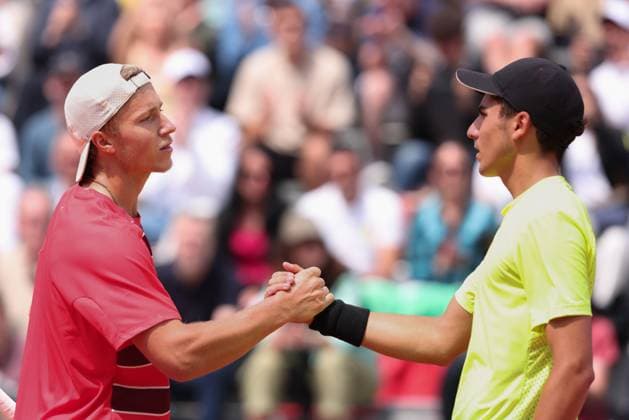 R L Ivan Ivanov BUL congratulates the winner Max Schoenhaus GER , Boys Singles Tennis French Open 2025 Roland Garros Paris France 6 June 2025 Copyright: xJuergenxHasenkopfx