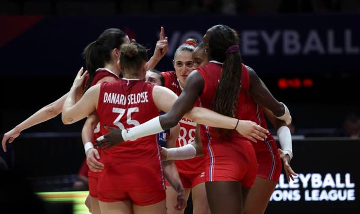 (250606) -- BEIJING, June 6, 2025 -- Players of France celebrate scoring during the Pool 3 match between France and Belgium at the Women s Volleyball Nations League (VNL) 2025 at the National Indoor Stadium in Beijing, China, June 6, 2025. ) (SP)CHINA-BEIJING-VOLLEYBALL-VNL-FRANCE VS BELGIUM (CN) HanxYan 