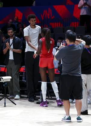 (250606) -- BEIJING, June 6, 2025 -- French basketball player Victor Wembanyama (2nd L) shakes hands with France s Iman Ndiaye (3rd L) after the Pool 3 match between France and Belgium at the Women s Volleyball Nations League (VNL) 2025 at the National Indoor Stadium in Beijing, China, June 6, 2025. ) (SP)CHINA-BEIJING-VOLLEYBALL-VNL-FRANCE VS BELGIUM (CN) HanxYan 