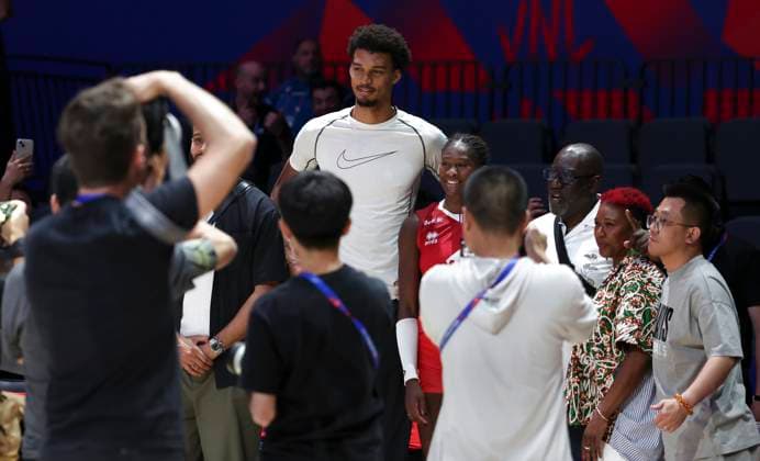 Sport Bilder des Tages (250606) -- BEIJING, June 6, 2025 -- French basketball player Victor Wembanyama (top) poses with France s Iman Ndiaye (Rear, 4th R) after the Pool 3 match between France and Belgium at the Women s Volleyball Nations League (VNL) 2025 at the National Indoor Stadium in Beijing, China, June 6, 2025. ) (SP)CHINA-BEIJING-VOLLEYBALL-VNL-FRANCE VS BELGIUM (CN) HanxYan 