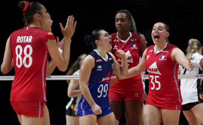 (250606) -- BEIJING, June 6, 2025 -- Players of France celebrate scoring during the Pool 3 match between France and Belgium at the Women s Volleyball Nations League (VNL) 2025 at the National Indoor Stadium in Beijing, China, June 6, 2025. ) (SP)CHINA-BEIJING-VOLLEYBALL-VNL-FRANCE VS BELGIUM (CN) HanxYan 