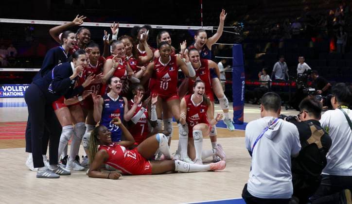 (250606) -- BEIJING, June 6, 2025 -- Players of France celebrate after winning the Pool 3 match between France and Belgium at the Women s Volleyball Nations League (VNL) 2025 at the National Indoor Stadium in Beijing, China, June 6, 2025. ) (SP)CHINA-BEIJING-VOLLEYBALL-VNL-FRANCE VS BELGIUM (CN) HanxYan 