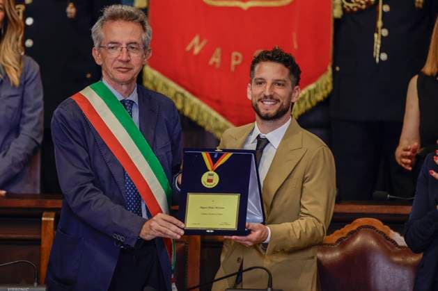 Dries Mertens Awarded Honorary Citizenship of Napoli Dries Mertens is officially awarded honorary citizenship of Naples during a solemn ceremony in the Hall of the Barons at the Maschio Angioino. The recognition celebrates the deep bond between the Belgian footballer and the city, where he played for nine seasons and became the all-time top scorer in Napoli™s history with 148 goals. Naples, June 6, 2025. Document Name_1_7A Copyright: xAntonioxBalascox