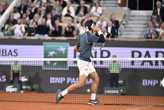 2025 Roland-Garros - Day 13 PARIS, FRANCE - JUNE 6: Lorenzo Musetti of Italy competes against Carlos Alcaraz (not seen) of Spain during Men s Single semi-finals match on the day 13 of the 2025 Roland Garros at Philippe-Chatrier court in Paris, France on June 6, 2025. Burak Akbulut Anadolu Paris France. Editorial use only. Please get in touch for any other usage.  Copyright: x2025xAnadoluxBurakxAkbulutx
