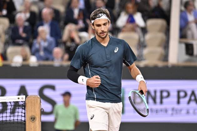 2025 Roland-Garros - Day 13 PARIS, FRANCE - JUNE 6: Lorenzo Musetti of Italy competes against Carlos Alcaraz (not seen) of Spain during Men s Single semi-finals match on the day 13 of the 2025 Roland Garros at Philippe-Chatrier court in Paris, France on June 6, 2025. Burak Akbulut Anadolu Paris France. Editorial use only. Please get in touch for any other usage.  Copyright: x2025xAnadoluxBurakxAkbulutx