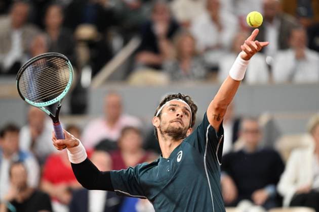 2025 Roland-Garros - Day 13 PARIS, FRANCE - JUNE 6: Lorenzo Musetti of Italy competes against Carlos Alcaraz (not seen) of Spain during Men s Single semi-finals match on the day 13 of the 2025 Roland Garros at Philippe-Chatrier court in Paris, France on June 6, 2025. Mustafa Yalcin Anadolu Paris France. Editorial use only. Please get in touch for any other usage.  Copyright: x2025xAnadoluxMustafaxYalcinx