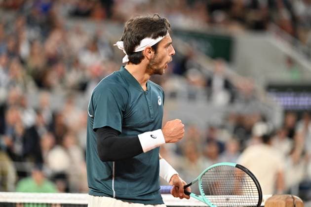 2025 Roland-Garros - Day 13 PARIS, FRANCE - JUNE 6: Lorenzo Musetti of Italy competes against Carlos Alcaraz (not seen) of Spain during Men s Single semi-finals match on the day 13 of the 2025 Roland Garros at Philippe-Chatrier court in Paris, France on June 6, 2025. Mustafa Yalcin Anadolu Paris France. Editorial use only. Please get in touch for any other usage.  Copyright: x2025xAnadoluxMustafaxYalcinx