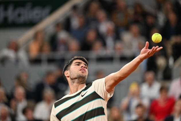 2025 Roland-Garros - Day 13 PARIS, FRANCE - JUNE 6: Lorenzo Musetti of Italy (not seen) competes against Carlos Alcaraz of Spain during Men s Single semi-finals match on the day 13 of the 2025 Roland Garros at Philippe-Chatrier court in Paris, France on June 6, 2025. Mustafa Yalcin Anadolu Paris France. Editorial use only. Please get in touch for any other usage.  Copyright: x2025xAnadoluxMustafaxYalcinx