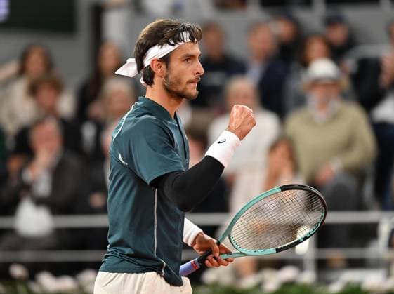 2025 Roland-Garros - Day 13 PARIS, FRANCE - JUNE 6: Lorenzo Musetti of Italy reacts to a point against Carlos Alcaraz of Spain during Men s Single semi-finals match on the day 13 of the 2025 Roland Garros at Philippe-Chatrier court in Paris, France on June 6, 2025. Mustafa Yalcin Anadolu Paris France. Editorial use only. Please get in touch for any other usage.  Copyright: x2025xAnadoluxMustafaxYalcinx
