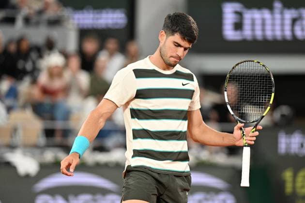 2025 Roland-Garros - Day 13 PARIS, FRANCE - JUNE 6: Carlos Alcaraz of Spain gestures as he plays against Lorenzo Musetti of Italy during Men s Single semi-finals match on the day 13 of the 2025 Roland Garros at Philippe-Chatrier court in Paris, France on June 6, 2025. Mustafa Yalcin Anadolu Paris France. Editorial use only. Please get in touch for any other usage.  Copyright: x2025xAnadoluxMustafaxYalcinx
