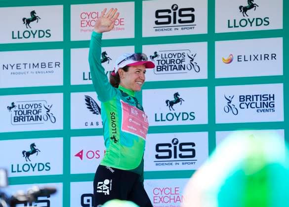 2025 Lloyds Tour of Britain Women Picture by Olly Hassell SWpix.com - 06 06 2025 - Cycling - UCI Women s World Tour - 2025 Lloyds Tour of Britain Women - Stage 2: Hartlepool to Saltburn-by-the-Sea - Kristen Faulkner (EF Education-Oatly) receives the General Classification jersey Copyright: x xSWpix.comx(t axPhotographyxHubxLtd)xOllyxHassell SWpix.comx SWP-2944-0199