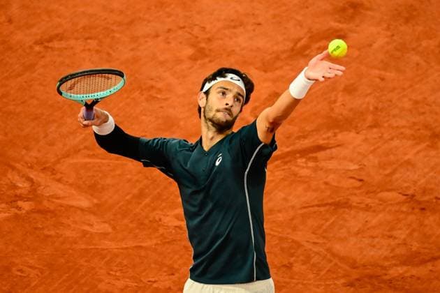 TENNIS : Roland Garros 2025 - Internationaux de France - 06 06 2025 Lorenzo Musetti ( Italy ) serves during the 2025 French Open at Roland Garros on Juin 06 , 2025 in Paris, France. ( Photo Dante Badano PSNewz ) - ParisFrance  Copyright: xx