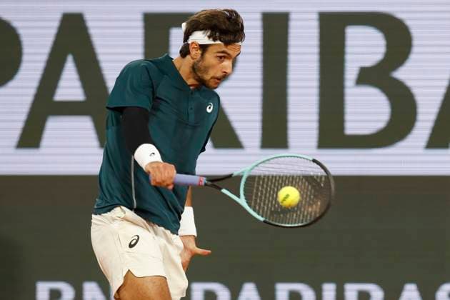 June 6, 2025, Paris, Paris, France: Lorenzo Musetti (ITA) in action during the tennis Grand Slam of Roland Garros 2025 menÃ¢â‚¬â ¢s semi final match between Lorenzo Musetti (ITA) and Carlos Alcaraz (ESP) at Philippe Chatrier central court in Roland Garros Stadium - on June 06 2025.Paris - France Paris France - ZUMAb253 20250606_zsp_b253_019 Copyright: xLoicxBaratouxx