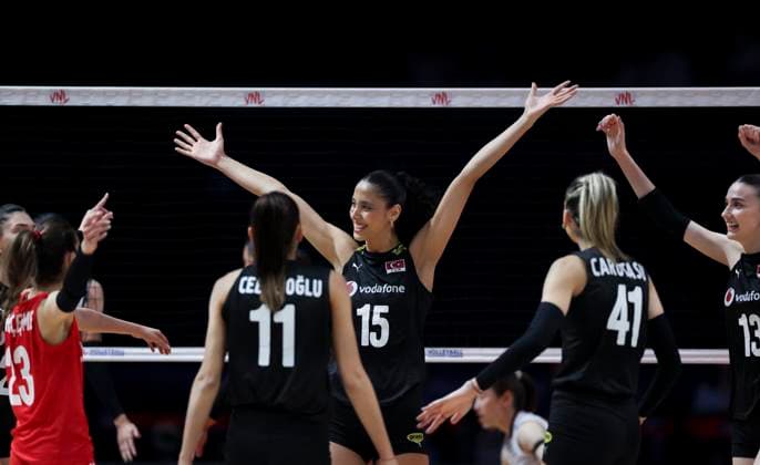 Volleyball, Frauen, Nations League, Türkei - Thailand (250606) -- BEIJING, June 6, 2025 -- Players of T¨¹rkiye celebrate scoring during the Pool 3 match between T¨¹rkiye and Thailand at the Women s Volleyball Nations League (VNL) 2025 at the National Indoor Stadium in Beijing, China, June 6, 2025. ) (SP)CHINA-BEIJING-VOLLEYBALL-VNL-T?RKIYE VS THAILAND (CN) HanxYan 