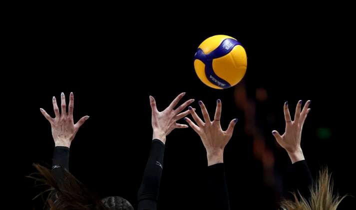 Volleyball, Frauen, Nations League, Türkei - Thailand (250606) -- BEIJING, June 6, 2025 -- Players of T¨¹rkiye block the ball during the Pool 3 match between T¨¹rkiye and Thailand at the Women s Volleyball Nations League (VNL) 2025 at the National Indoor Stadium in Beijing, China, June 6, 2025. ) (SP)CHINA-BEIJING-VOLLEYBALL-VNL-T?RKIYE VS THAILAND (CN) HanxYan 