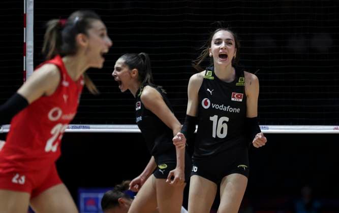 Volleyball, Frauen, Nations League, Türkei - Thailand (250606) -- BEIJING, June 6, 2025 -- Berka Buse Ozden (R) of T¨¹rkiye celebrates during the Pool 3 match between T¨¹rkiye and Thailand at the Women s Volleyball Nations League (VNL) 2025 at the National Indoor Stadium in Beijing, China, June 6, 2025. ) (SP)CHINA-BEIJING-VOLLEYBALL-VNL-T?RKIYE VS THAILAND (CN) HanxYan 