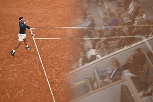 2025 Roland-Garros - Day 13 PARIS, FRANCE - JUNE 6: Lorenzo Musetti of Italy in action against Carlos Alcaraz (not seen) of Spain during Men s Single semi-finals match on the day 13 of the 2025 Roland Garros at Philippe-Chatrier Court in Paris, France on June 6, 2025. Burak Akbulut Anadolu Paris France. Editorial use only. Please get in touch for any other usage.  Copyright: x2025xAnadoluxBurakxAkbulutx
