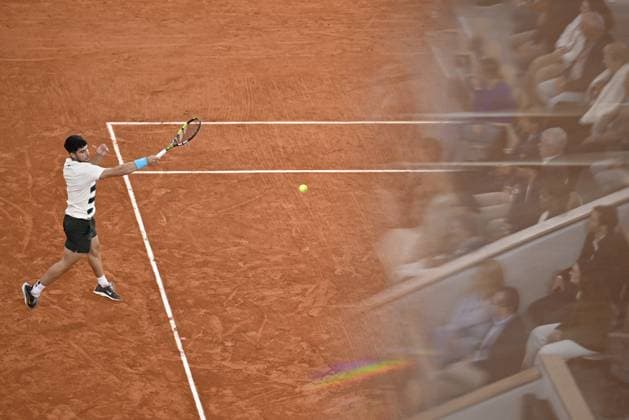 2025 Roland-Garros - Day 13 PARIS, FRANCE - JUNE 6: Carlos Alcaraz of Spain competes against Lorenzo Musetti (not seen) of Italy during Men s Single semi-finals match on the day 13 of the 2025 Roland Garros at Philippe-Chatrier court in Paris, France on June 6, 2025. Burak Akbulut Anadolu Paris France. Editorial use only. Please get in touch for any other usage.  Copyright: x2025xAnadoluxBurakxAkbulutx