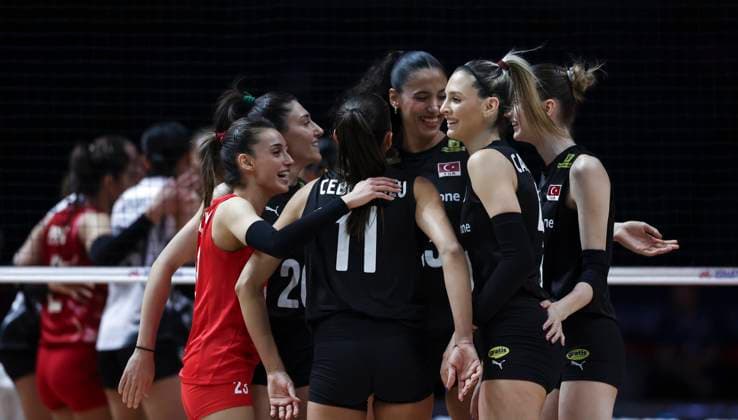 Volleyball, Frauen, Nations League, Türkei - Thailand (250606) -- BEIJING, June 6, 2025 -- Players of T¨¹rkiye celebrate scoring during the Pool 3 match between T¨¹rkiye and Thailand at the Women s Volleyball Nations League (VNL) 2025 at the National Indoor Stadium in Beijing, China, June 6, 2025. ) (SP)CHINA-BEIJING-VOLLEYBALL-VNL-T?RKIYE VS THAILAND (CN) HanxYan 