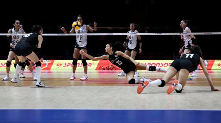 Volleyball, Frauen, Nations League, Türkei - Thailand (250606) -- BEIJING, June 6, 2025 -- T¨¹rkiye s Deniz Uyanik (C, Front) dives to save the ball during the Pool 3 match between T¨¹rkiye and Thailand at the Women s Volleyball Nations League (VNL) 2025 at the National Indoor Stadium in Beijing, China, June 6, 2025. ) (SP)CHINA-BEIJING-VOLLEYBALL-VNL-T?RKIYE VS THAILAND (CN) HanxYan 