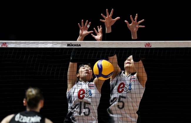 Volleyball, Frauen, Nations League, Türkei - Thailand (250606) -- BEIJING, June 6, 2025 -- Thailand s Natthanicha Jaisaen (L) and Thatdao Nuekjang block the ball during the Pool 3 match between T¨¹rkiye and Thailand at the Women s Volleyball Nations League (VNL) 2025 at the National Indoor Stadium in Beijing, China, June 6, 2025. ) (SP)CHINA-BEIJING-VOLLEYBALL-VNL-T?RKIYE VS THAILAND (CN) HanxYan 
