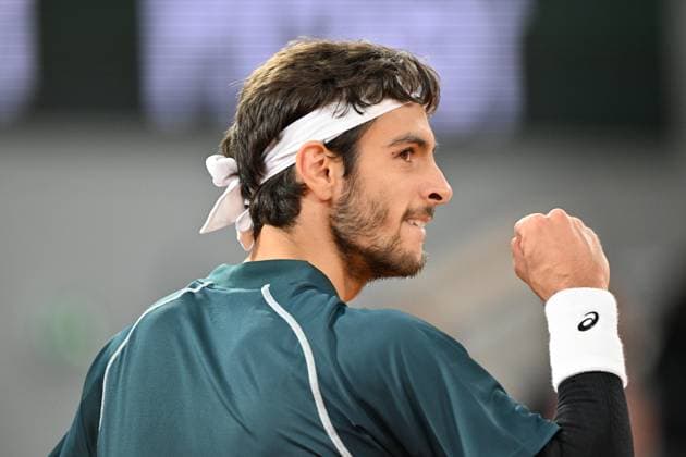 2025 Roland-Garros - Day 13 PARIS, FRANCE - JUNE 6: Lorenzo Musetti of Italy in action against Carlos Alcaraz (not seen) of Spain during Men s Single semi-finals match on the day 13 of the 2025 Roland Garros at Philippe-Chatrier Court in Paris, France on June 6, 2025. Mustafa Yalcin Anadolu Paris France. Editorial use only. Please get in touch for any other usage.  Copyright: x2025xAnadoluxMustafaxYalcinx