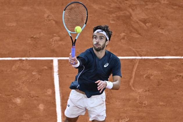2025 Roland-Garros - Day 13 PARIS, FRANCE - JUNE 6: Lorenzo Musetti of Italy plays against Carlos Alcaraz of Spain during Men s Single semi-finals match on the day 13 of the 2025 Roland Garros at Philippe-Chatrier court in Paris, France on June 6, 2025. Burak Akbulut Anadolu Paris France. Editorial use only. Please get in touch for any other usage.  Copyright: x2025xAnadoluxBurakxAkbulutx
