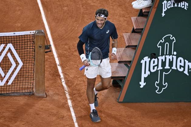 2025 Roland-Garros - Day 13 PARIS, FRANCE - JUNE 6: Lorenzo Musetti of Italy plays against Carlos Alcaraz of Spain during Men s Single semi-finals match on the day 13 of the 2025 Roland Garros at Philippe-Chatrier court in Paris, France on June 6, 2025. Burak Akbulut Anadolu Paris France. Editorial use only. Please get in touch for any other usage.  Copyright: x2025xAnadoluxBurakxAkbulutx