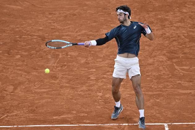 2025 Roland-Garros - Day 13 PARIS, FRANCE - JUNE 6: Lorenzo Musetti of Italy in action against Carlos Alcaraz (not seen) of Spain during Men s Single semi-finals match on the day 13 of the 2025 Roland Garros at Philippe-Chatrier Court in Paris, France on June 6, 2025. Burak Akbulut Anadolu Paris France. Editorial use only. Please get in touch for any other usage.  Copyright: x2025xAnadoluxBurakxAkbulutx