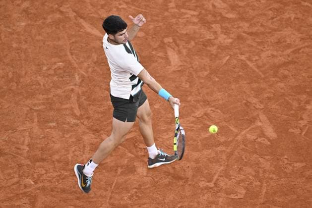 2025 Roland-Garros - Day 13 PARIS, FRANCE - JUNE 6: Carlos Alcaraz of Spain in action against Lorenzo Musetti (not seen) of Italy during Men s Single semi-finals match on the day 13 of the 2025 Roland Garros at Philippe-Chatrier Court in Paris, France on June 6, 2025. Burak Akbulut Anadolu Paris France. Editorial use only. Please get in touch for any other usage.  Copyright: x2025xAnadoluxBurakxAkbulutx