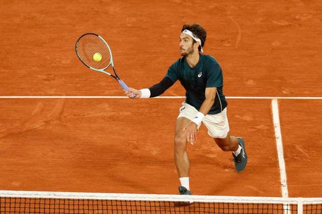 June 6, 2025, Paris, Paris, France: Lorenzo Musetti (ITA) in action during the tennis Grand Slam of Roland Garros 2025 menÃ¢â‚¬â ¢s semi final match between Lorenzo Musetti (ITA) and Carlos Alcaraz (ESP) at Philippe Chatrier central court in Roland Garros Stadium - on June 06 2025.Paris - France Paris France - ZUMAb253 20250606_zsp_b253_042 Copyright: xLoicxBaratouxx