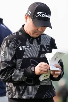 RBC Canadian Open 2025 - Round Two CALEDON, CANADA - JUNE 6 : Richard T. Lee of Canada writes on his notebook during the second round of the RBC Canadian Open 2025 at TPC Toronto at Osprey Valley in Caledon, Ontario, Canada on June 6, 2025. Mert Alper Dervis Anadolu Ontario Canada. Editorial use only. Please get in touch for any other usage.  Copyright: x2025xAnadoluxMertxAlperxDervisx