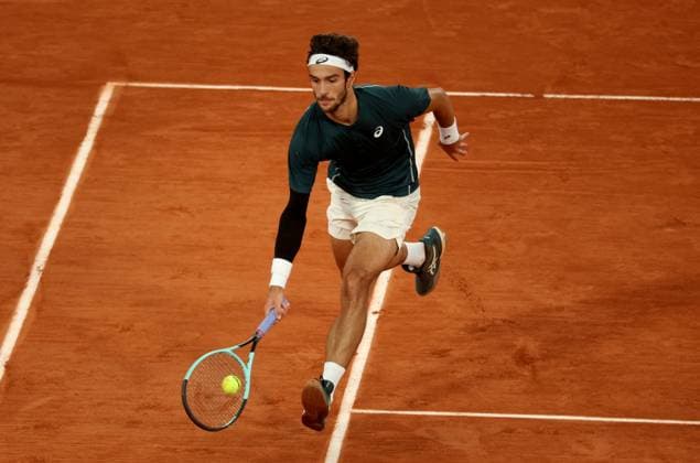 Lorenzo Musetti of Italy plays against Carlos Alcaraz of Spain during their semi-final match at the French Tennis Open at Roland Garros in Paris, France, on Friday, June 6, 2025. Alcaraz advanced to the final after Musetti withdrew due to an injury in the fourth set.  PAR20250606114 MAYAxVIDON-WHITE
