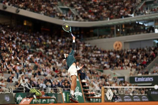 Lorenzo Musetti of Italy plays against Carlos Alcaraz of Spain during their semi-final match at the French Tennis Open at Roland Garros in Paris, France, on Friday, June 6, 2025. Alcaraz advanced to the final after Musetti withdrew due to an injury in the fourth set.  PAR20250606119 MAYAxVIDON-WHITE